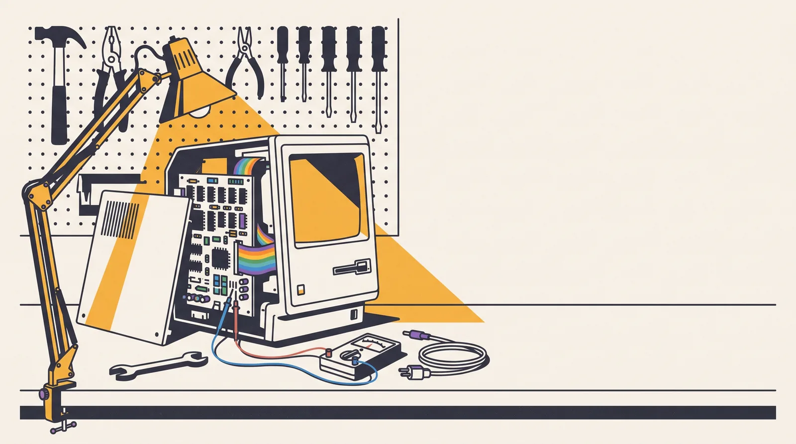 Werkbank met een open retro-computer, werklamp, moersleutel en multimeter.